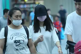 星装解析：林心如脚踩Adidas小白鞋 拎Balenciaga手袋清新休闲图片