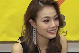 容祖儿上演爱情故事眼神神秘撩人 红唇卷发女人味十足视频封面