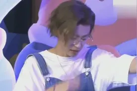 蔡徐坤陈立农尤长靖一起玩吹泡泡，三大男生凑一起，这是要搞笑吗