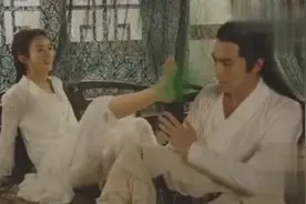 赵丽颖拍戏时把脚丫子放到林更新脸上，臭脚丫熏你！视频封面