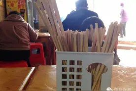 一次性筷子“洗了个澡”又上桌 这馆子还敢进？图片