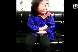 东北小胖丫跟妈妈抱怨减肥:不给饭吃，怎么能茁壮生长，太逗了！图片