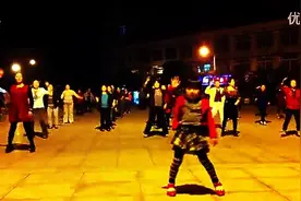 三岁小孩带领几百号人跳广场舞，妈妈都笑的不行了，太可爱了！图片