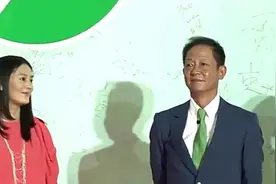 王志文儿子近照曝光，妻子王坚红大长腿十分亮眼视频封面
