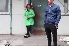 哥哥骗傻妹妹抓兔子，想趁机丢掉她，妹妹用行为感动他！视频封面