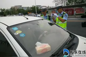 烟台滨海路严禁违停占道 交警半小时查处52辆车图片