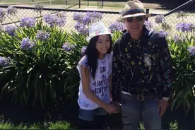 61岁的任达华一家近照 49岁妻子成熟妩媚12岁女儿亭亭玉立图片