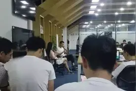 公司大牛就这样被一群坑货又逗逼的同事玩坏了图片