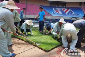 中超-虹口足球场草坪更换完毕 焕然一新静候大战图片