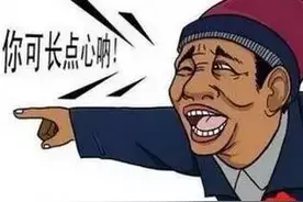 绵阳家长把娃娃丢在熄火的汽车里，结果差点酿成大错！图片