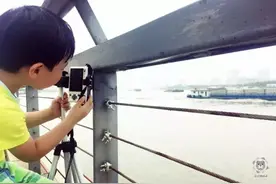 孩子喜欢上拍照，妈妈终于有机会出境了图片