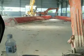 今天工头没有喊我开挖掘机，拿起我的并继神竿就出发图片