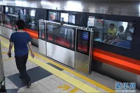 上品为北京地铁一号线设计的屏蔽门正式开始安装图片