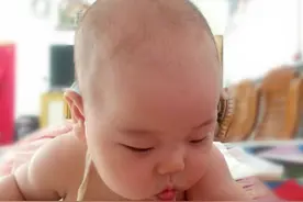 宝宝出生了，该不该给孩子用纸尿裤？图片