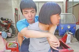 无腿男生拼搏不止，母亲为他撑起人生图片
