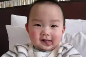 孩子吃饭咬到舌头是馋肉了吗？千万别疏忽也许是宝宝出了大问题图片