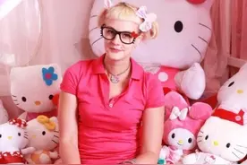 英国女子迷恋HelloKitty 梦想成为真人凯蒂猫图片