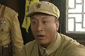 《军歌嘹亮》高大山偷酒喝，能喝酒的男人，就是可以信得过的人！图片