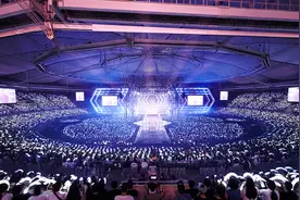 SM更新EXO演唱会相关图片 银色应援海抢眼图片