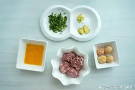花样美食 能够解腻的咸蛋黄狮子头，不尝一口绝对后悔！图片