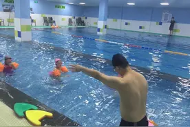 儿童溺水急救这么多误区！可乐瓶、书包或、塑料袋都能救命！图片