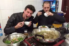 外国人偷学牛瘪汤的制作方法 最后吃的心服口服！图片