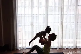 小花妹妹陪娘娘练瑜伽 超有爱互动 网友：没有邓超画风好唯美图片
