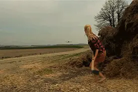 精选爆笑GIF：跟女友亲嘴居然能亲到哥们屁股上！图片