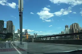 什么叫做自然美，天空的白云就像棉花糖，有的像一匹白龙马。图片