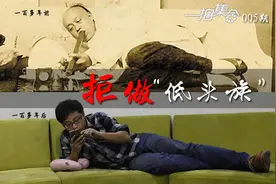 “低头族”走在街上人人都是僵硬的脸图片