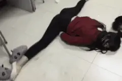 让你贱笑了！为了一块钱，这俩美女也够拼的图片