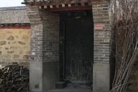 拆了祖宅大门，小伙被爷爷暴打一顿，最后竟然眉开眼笑！图片