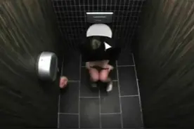 午夜上厕所，竟吓的裤子湿了图片