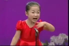 小女孩唱歌表情都这么夸张吗？简直就是大写的表情包！视频封面