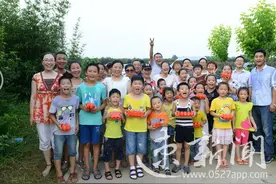 速新闻亲子采摘大赛乐趣多，萌娃成了“小农夫”图片