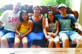 荷兰夫妇带12岁养女回中国寻亲图片