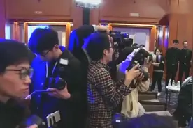 老夫老妻既视感马伊琍探班文章获老公亲密靠胳膊视频封面