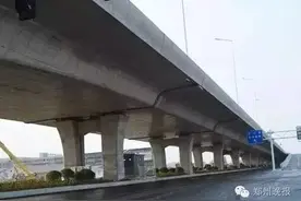 网友全城搜寻雨中跪地救人的郑州女孩，居然是她......图片