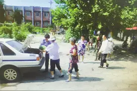 瓜农出事故不肯立即去医院 交警自掏腰包买下800斤瓜图片