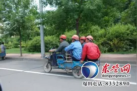 危险！小型三轮车严重超载 车轮已经被压扁图片