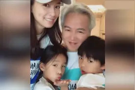 张庭老公发全家福回应与女子双手紧扣：老婆孩子同在现场视频封面