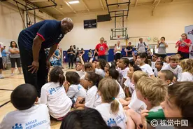 NBA名宿里奇蒙德办青少年篮球训练营 低身哈腰为小学员讲战术十分有爱图片
