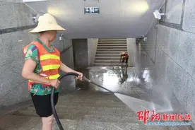 烈日下环卫工“洗”出一城清洁 环卫设施焕然如新图片