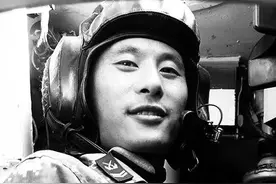 催泪：5岁多小儿子在烈士杨树朋灵前唱起《强军战歌》图片