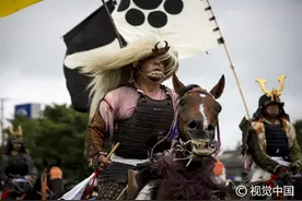 日本福岛民众参加相马野马追庆典，变装古代武士策马奔腾图片