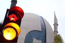 有意思 | 一直严肃的红绿灯 这次也变身搞怪当网红了！图片