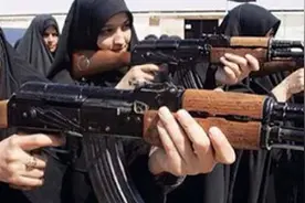 伊拉克妇女民兵扛枪上战场图片