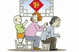 妈妈看到前面老奶奶结账很慢有些不耐烦，直到看到女儿跑过去银台图片