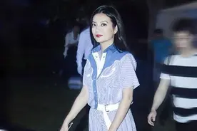 赵薇清新蓝衬衫裙+厚底鞋秒变森女系图片