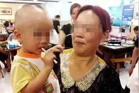 “熊亲戚”们请收手！千万不要随意喂食孩子食物！图片